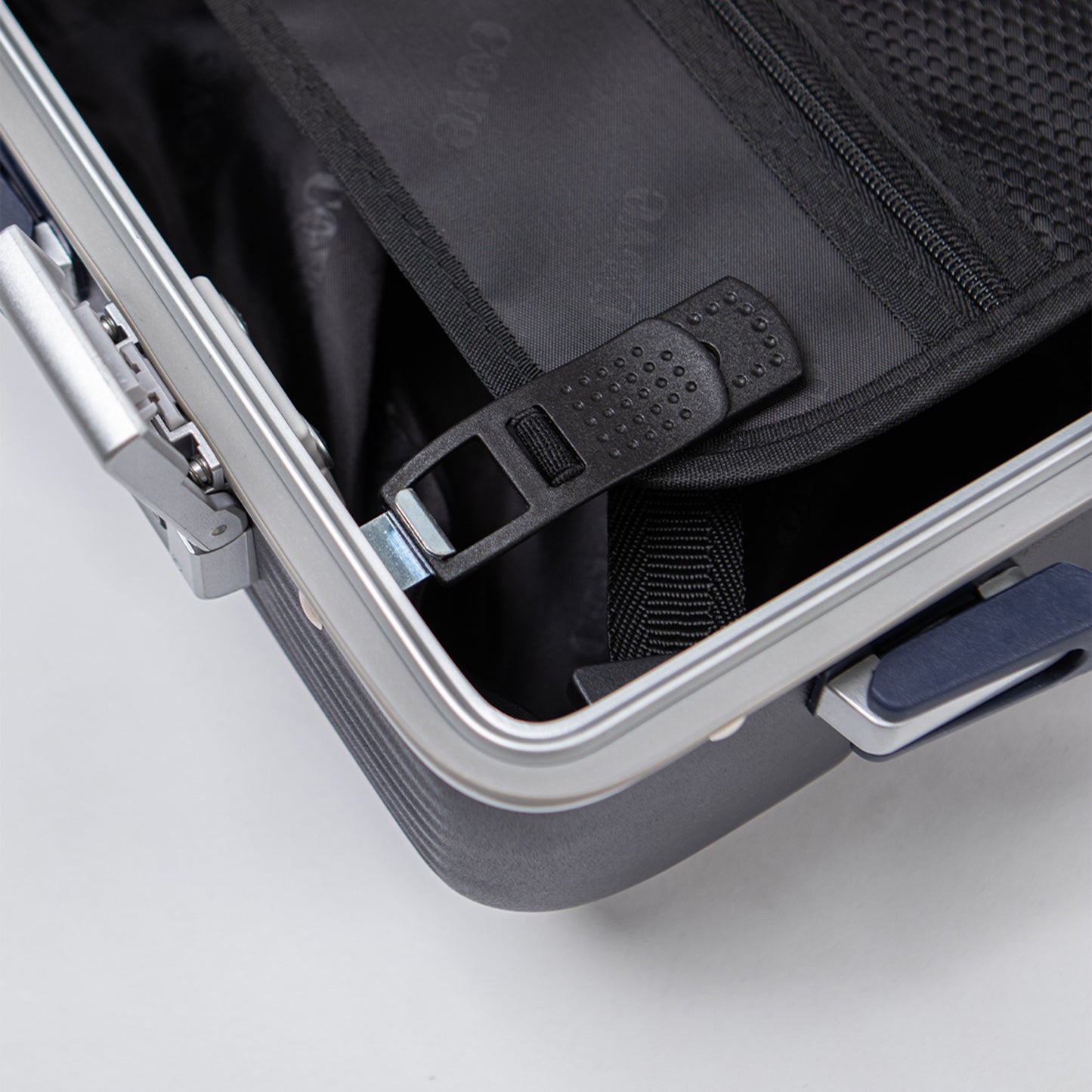 Quartz V.2 Aluminum frame Luggage กระเป๋าเดินทางโครงอลูมิเนียม